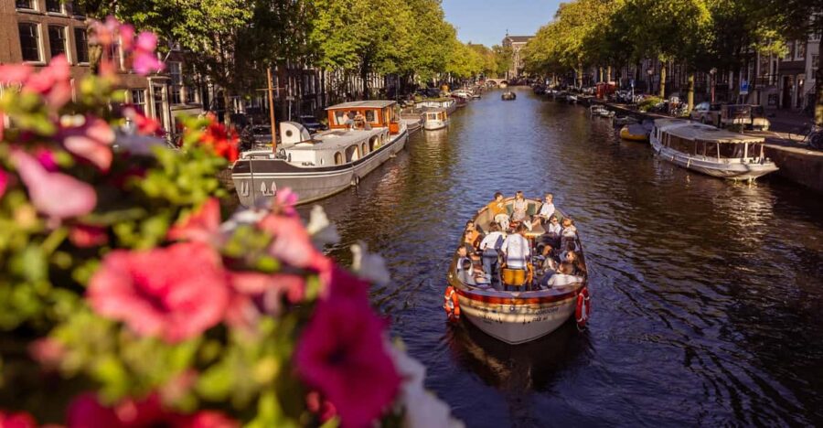 Amsterdam: 2h Canal Cruise Incl.Dutch Snacks & Drinks Option