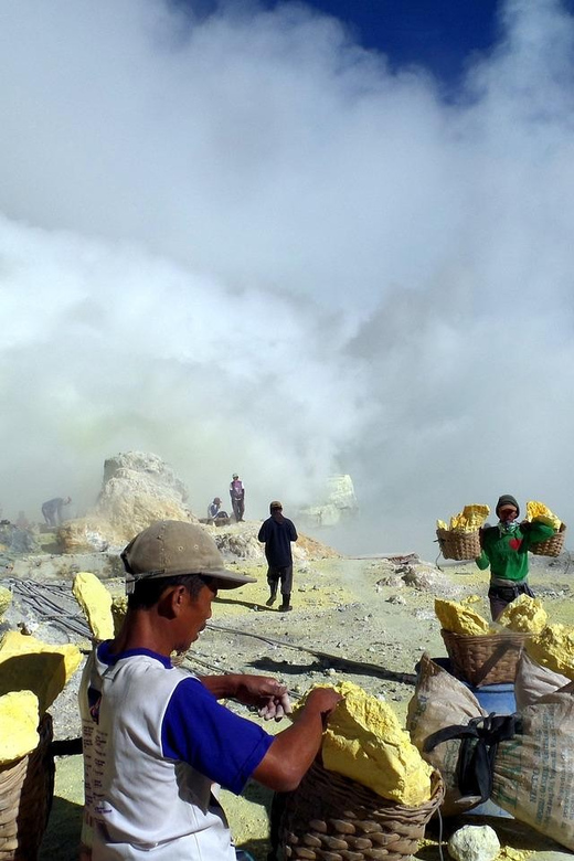 Banyuwangi/Bali: Mount Ijen Midnight Blue Fire Guided Tour