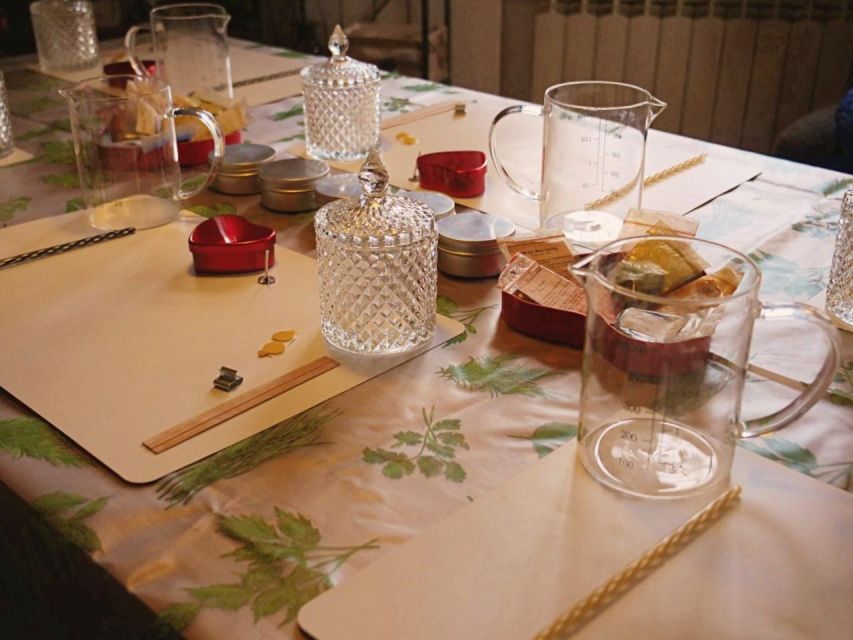 Bucharest: Soy Candle Pouring Workshop in City Center
