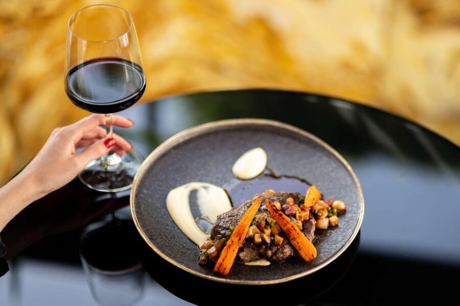Budapest: Glamour of the Old Town With Dinner and Live Music