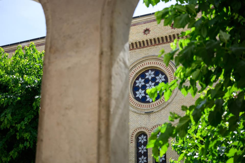 Budapest: Jewish History With Local Guide & Synagogue Ticket - Overview of the Tour