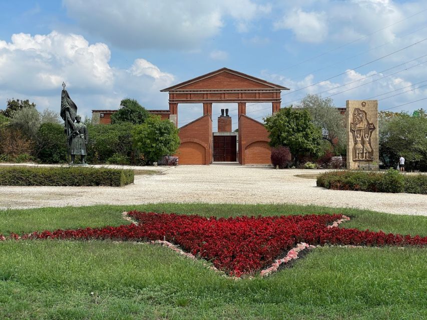 Budapest: Memento Park and Icons of Communism Guided Tour - Overview of the Tour