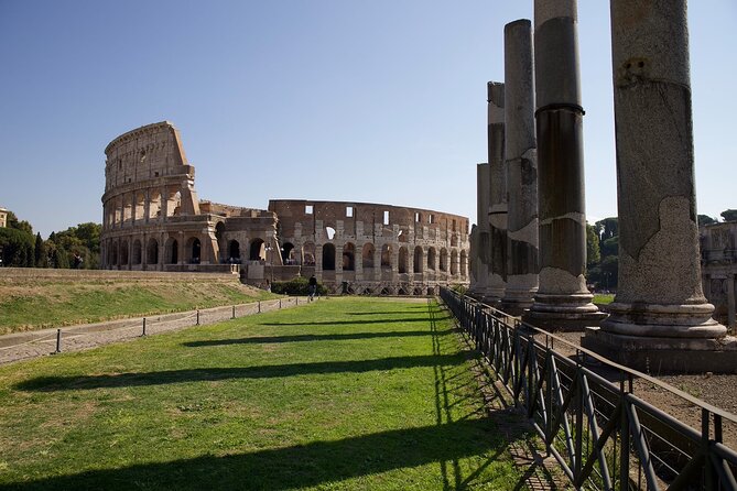 Colosseum Gladiators Arena Tour With Roman Forum & Palatine Hill - Discovering the Roman Forum