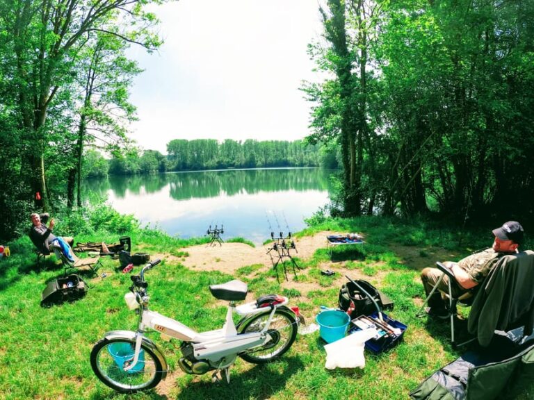 Compiègne: a Full Day on a Moped