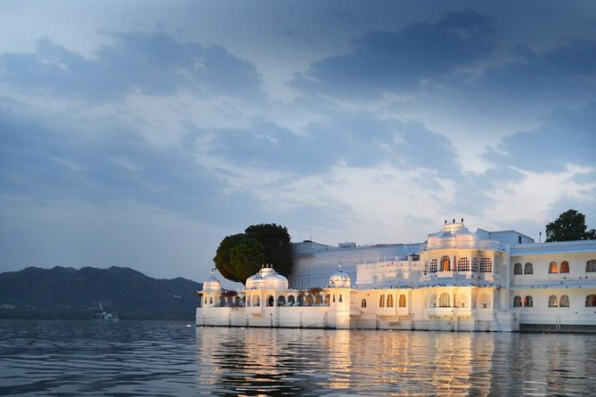 Exclusive 1-Day Udaipur Tour With High End SUV Car. - Itinerary Breakdown