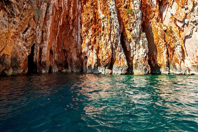 Exclusive Private Tour: Red Rocks & Pakleni Islands