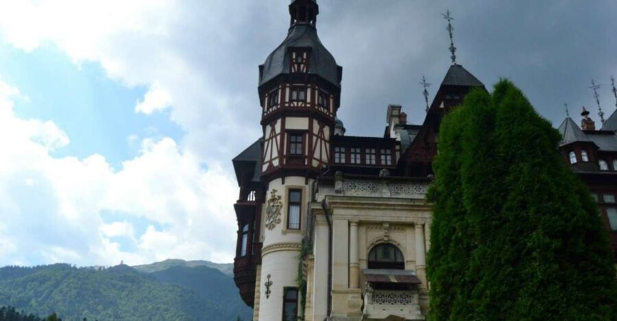 From Brasov: Private Sinaia and Bucharest Day Trip