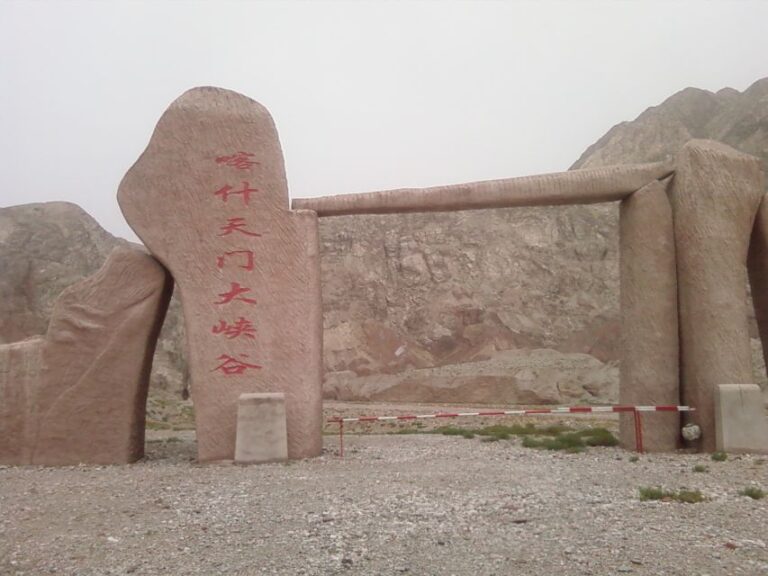 From Kashgar: Private Day Tour to Shiptons Arch