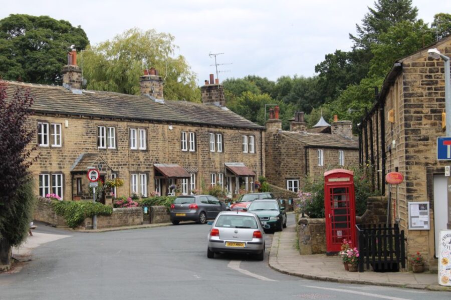 From Leeds: Yorkshire Dales Emmerdale Locations Bus Tour