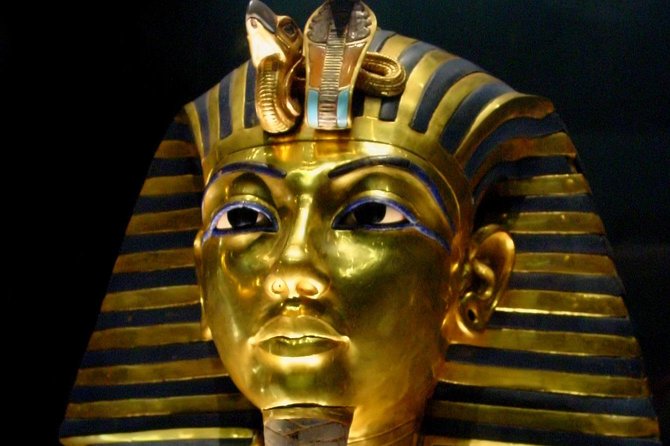 Full-Day Giza Pyramids, Egyptian Museum and Bazaar Private Tour