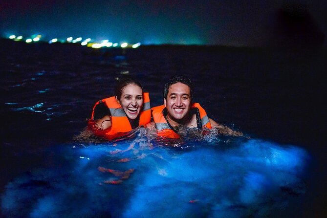Full-Day Tour Baru – National Aviary and Playa Blanca + Bioluminescent Plankton