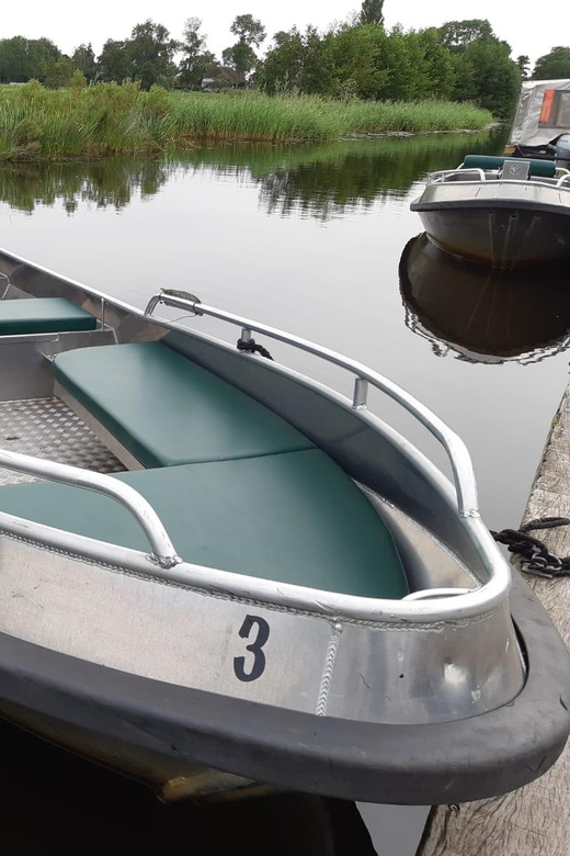 Giethoorn: 2 Hours 6 Persons Boat Steeringwheel + Cushions