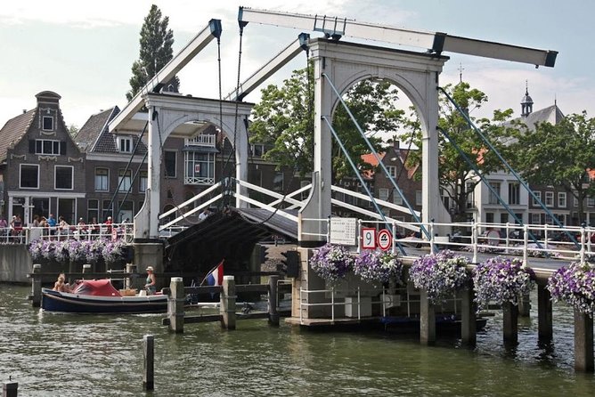 Giethoorn Private Tour Guide Giethoorn in Luxury Jaguar S Type - Exploring Giethoorns Charming Waterways