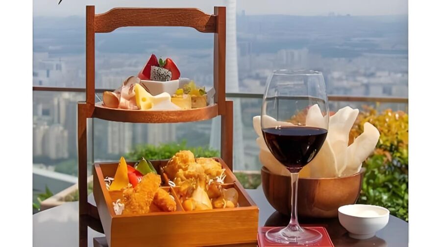 Guangzhou: 70 Floor Rooftop Openair Bar, Sunset & Light Show