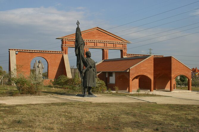 Guided Tour With Admission in Memento Park