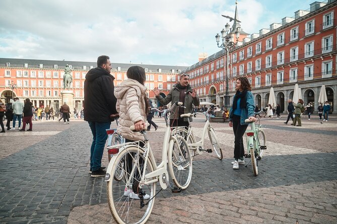 Madrid: Private Tour in Vintage Bike, City and Tapas Highlights