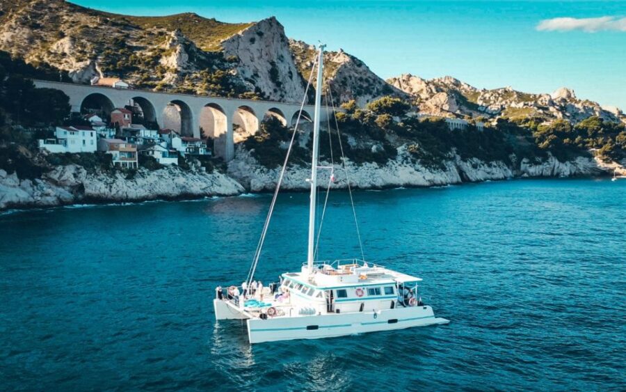 Marseille: Sunset Catamaran Cruise, Dinner & Drinks