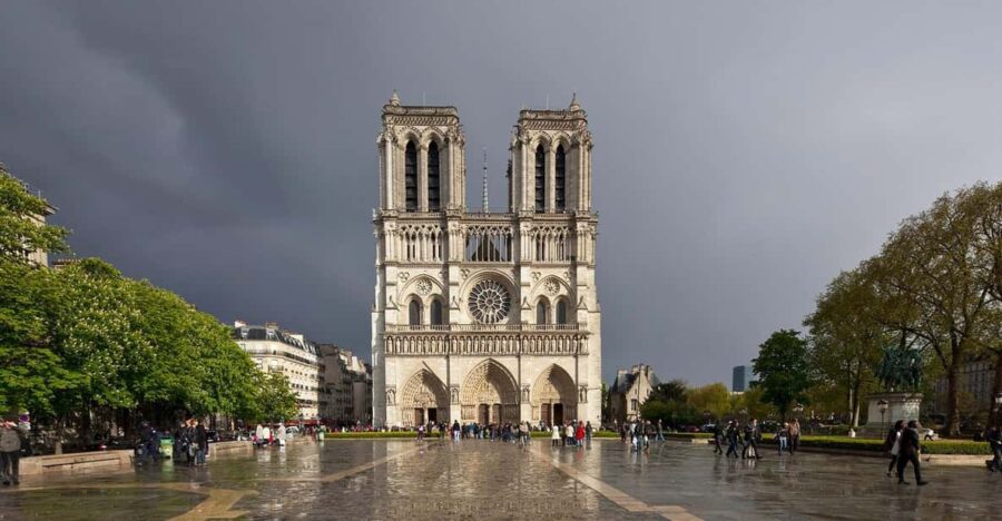 Paris: Notre Dame and City Center Tour With a Local Guide
