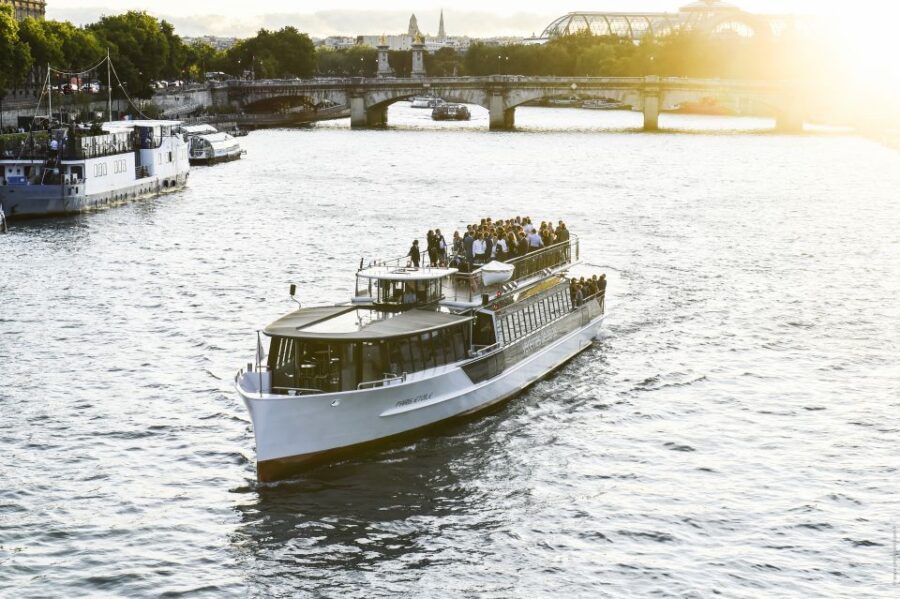 Paris: Seine Cruise and Smartphone Audio Walking Tour