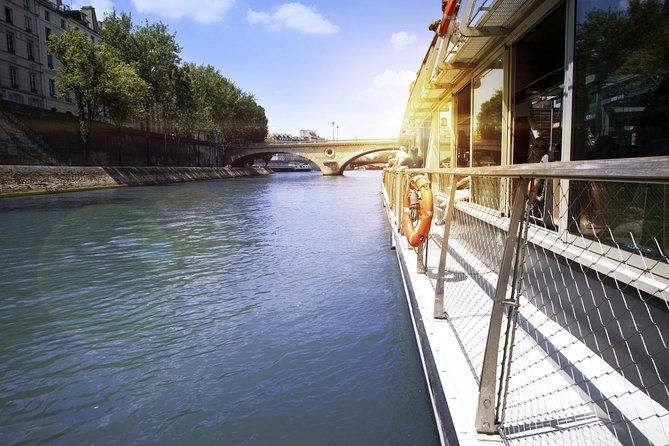 Paris Seine River Sightseeing Cruise With Commentary by Bateaux Parisiens - Attractions and Highlights