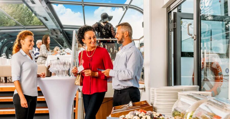 Prague: 2-Hour Walking Tour and Boat Cruise With Lunch