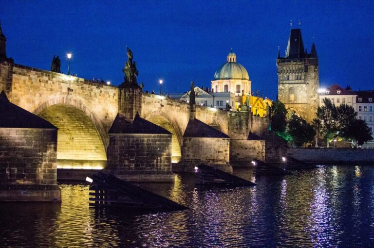 Prague by Night: 2-Hour Dinner Cruise With Live Music