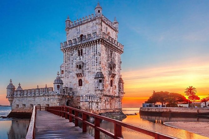 Private Tour: Lisbon Fado Dinner Show and Panoramic Night Tour