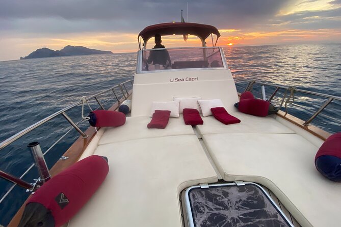 Private Tour of the Island of Capri by Boat and Visit to the Caves