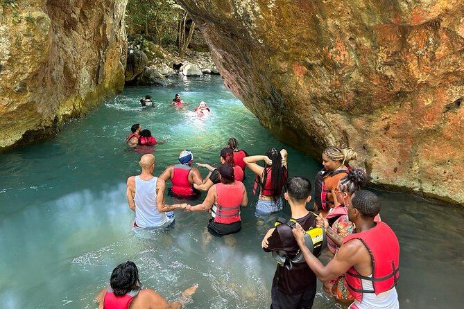 Private Waterfall Tour and River Hike in La Leona Waterfall