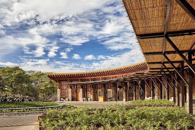 Round Trip Shuttle Transfer From Liberia Airport To Four Seasons Papagayo