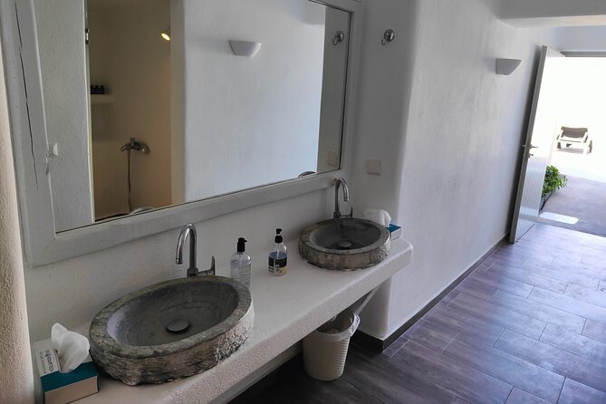 Santorini: Couples Massage With Wine, Fruits & Day Pool Access
