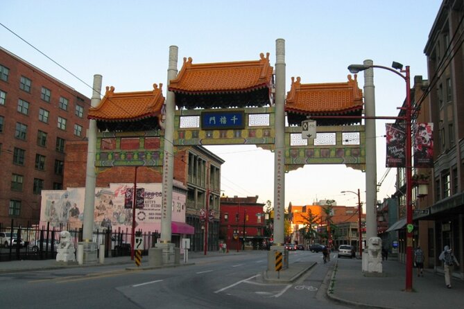 Self-Guided Scavenger Hunt: Vancouver Red Bricks & Gold Dragons