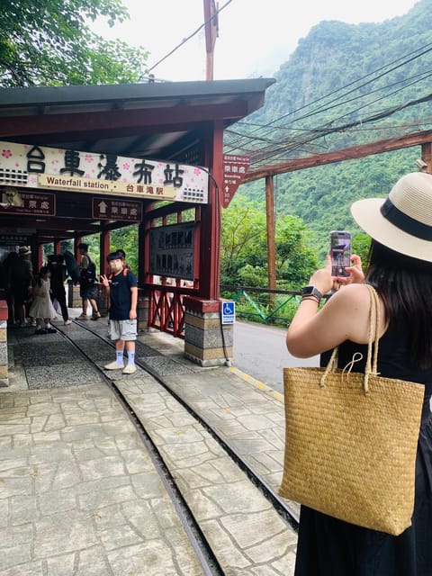 Taipei: Private Day Tour in Wulai With Benz Vito - Tour Overview and Pricing