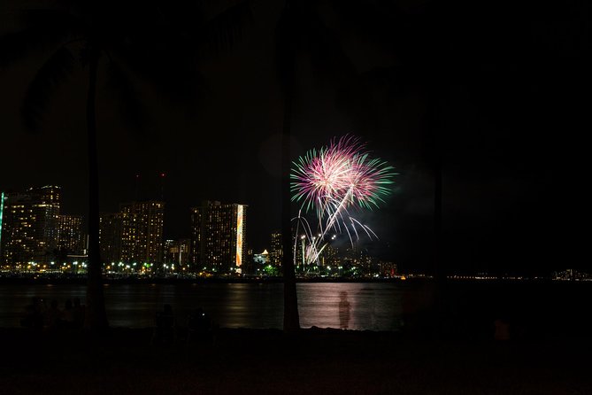 Waikiki Fireworks Dinner Cruise: Sail & Sparkle on Friday Nights