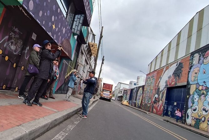Walls of Wonder: Immersive Journey Through Distrito Graffiti
