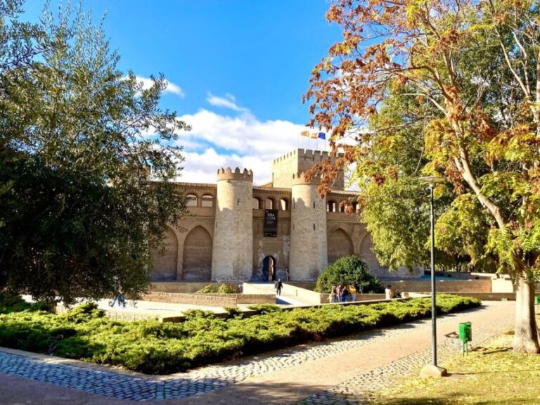 Zaragoza: Guided Tour of the Aljafería Palace in Spanish