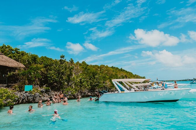 5 Islands Speedboat Cruise Incl. Snorkeling in Blue Bay + Lunch at Ile Aux Cerfs - Snorkeling in Blue Bay