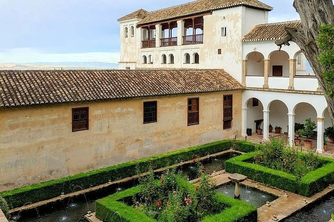Alhambra, Generalife & Nasrid Palace Self Audio Guide Tour - Nasrid Palaces: Architectural Marvels