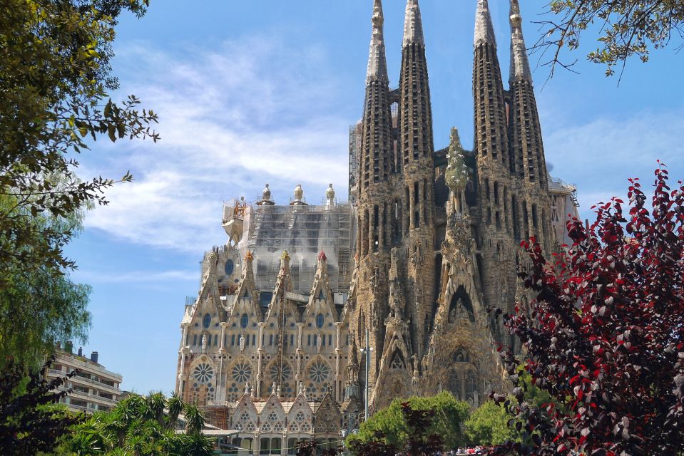 Barcelona: Self-Guided Highlights & History Walking Tour - Explore Barcelonas Landmarks