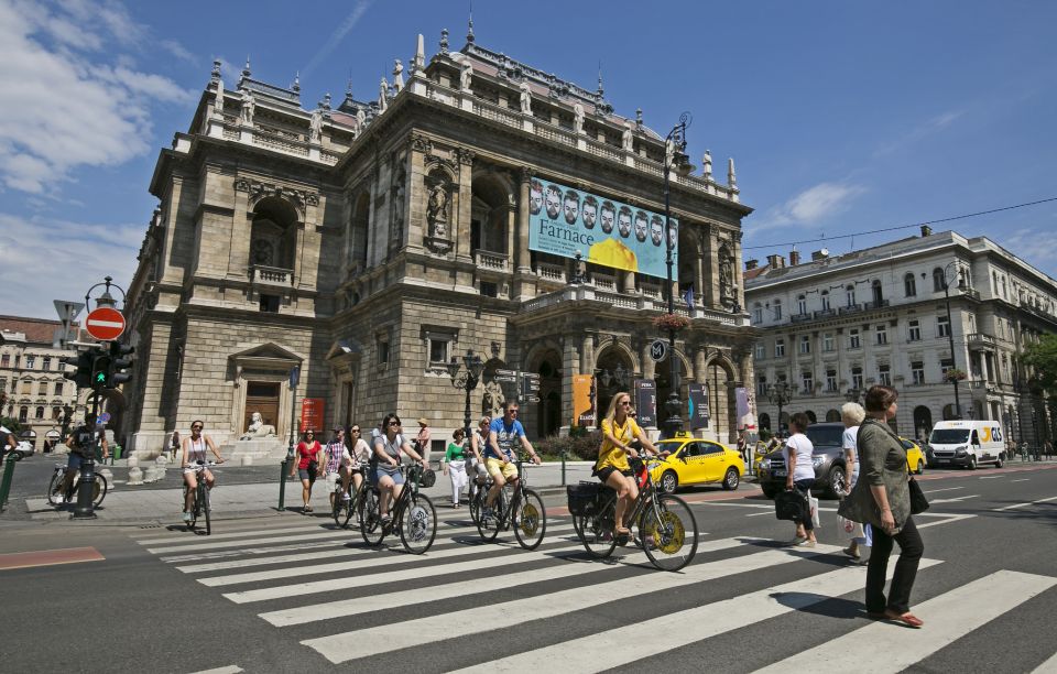 Budapest: City Bike Tour With Coffee Stop - Experience Highlights