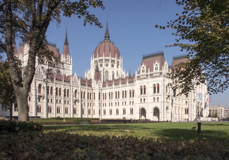Budapest: Guided Walking Tour of Pest - Key Attractions
