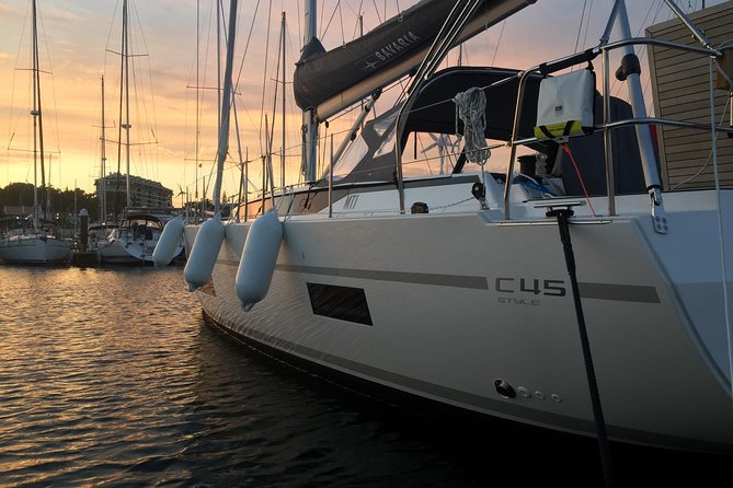 Cascais Sunset Private 2h Cruise With a Drink - Cruise Experience