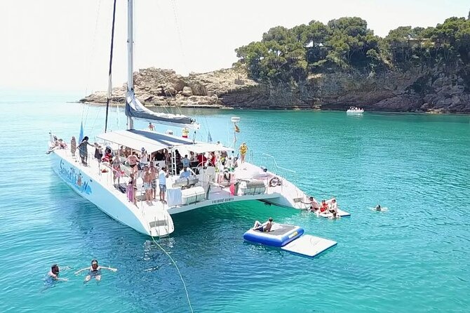 Catamaran Departure in a Young Atmosphere - Meeting and Pickup Details