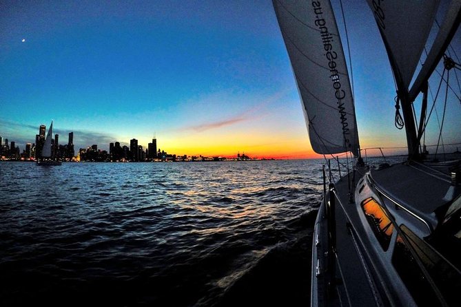Chicago Private Sunset Sail on Lake Michigan - Stunning Views of Chicago