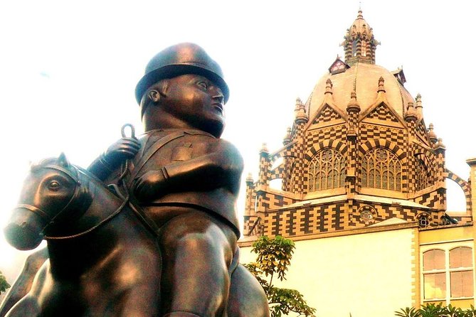 Comuna 13 and Downtown Medellín Private City Tour - Itinerary Details