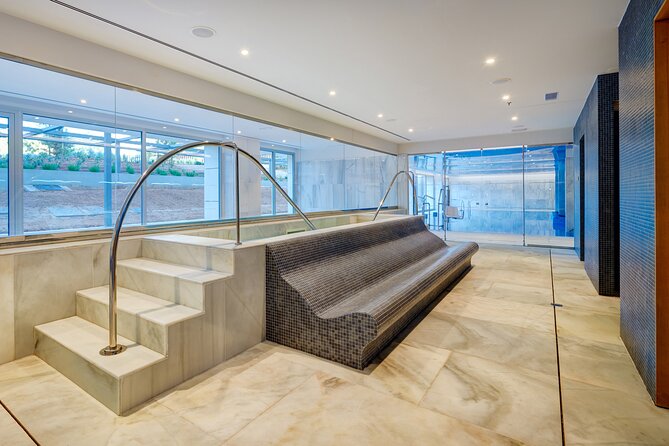 Couples Back Massage With Access to the Spa - Changing Rooms and Lockers