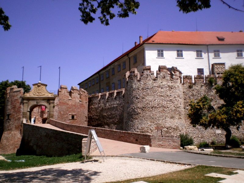 Day Tour of Pécs and Siklós With Villány Wine Tasting - Itinerary Highlights