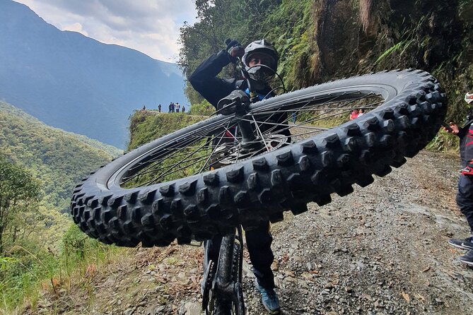 Death Road by Bike -Full Suspension- - Group Size and Safety Measures