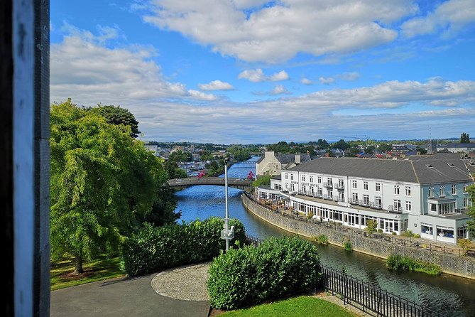 Discover Kilkenny With John: Animated Guided Tour in French - Whats Included in the Experience