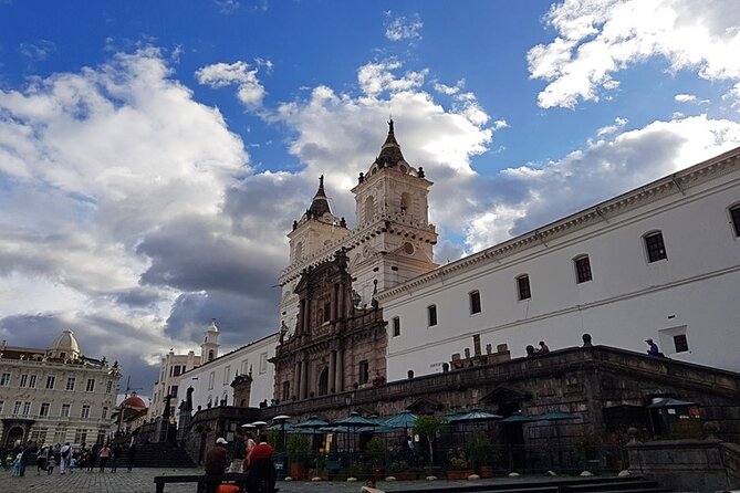 Discover Quito: City Tour, Middle of the World, and Bird Watching - Discovering the Plaza De La Independencia